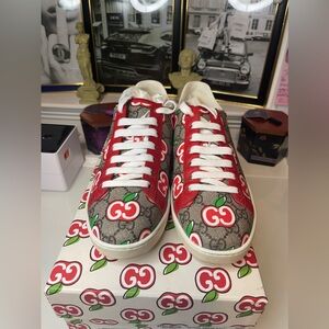 Authentic Gucci sneakers like new ❤️ women 38.5 with COA.❤️